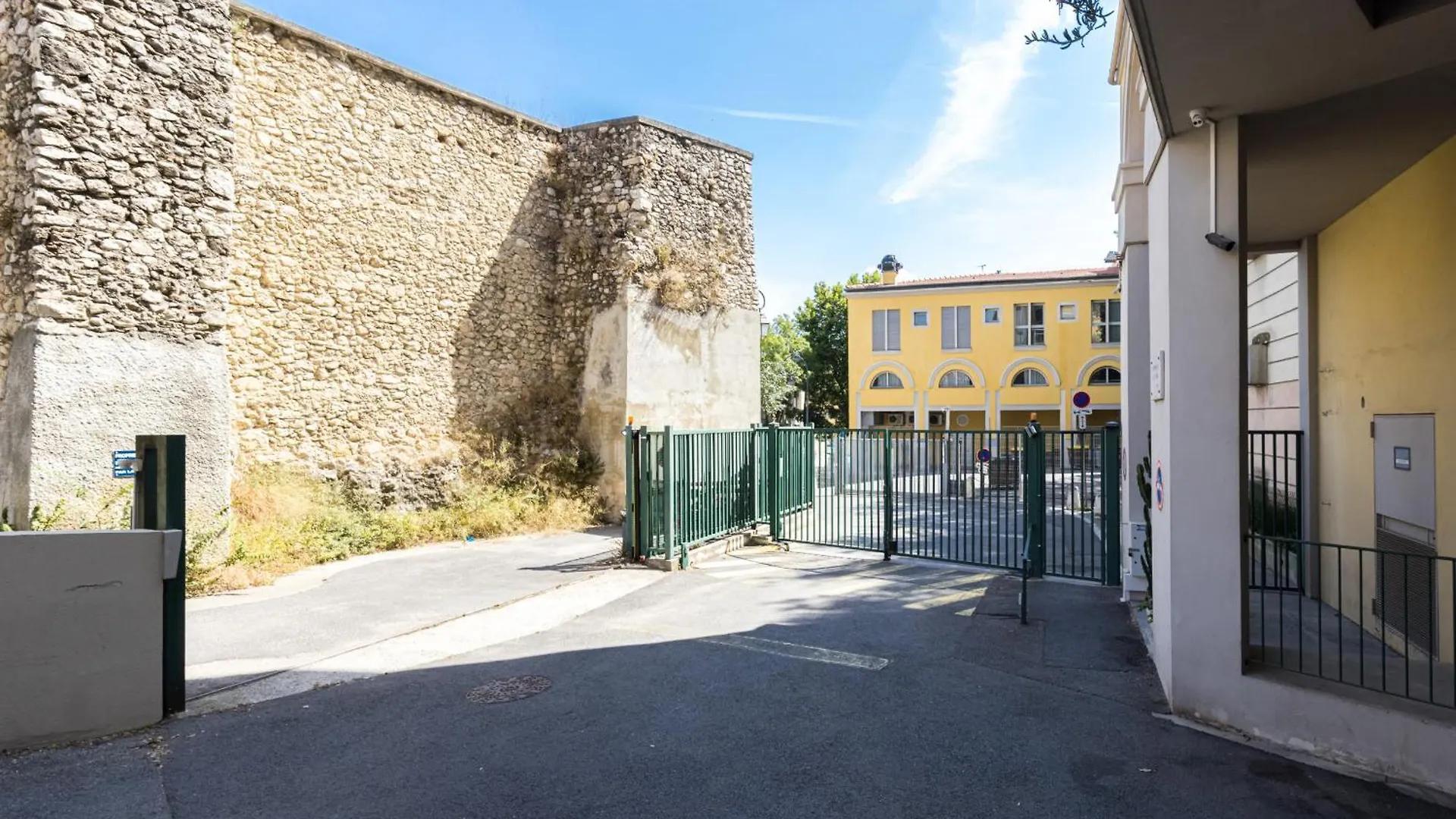 2 Bdrs & Parking In The Old Town ! Apartman Nizza 0*,